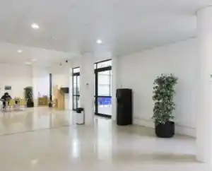 Entrada al Centro Huesca, con accesos cómodos y un área de recepción moderna.