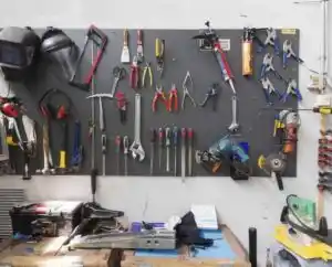 Herramientas organizadas en la pared de un taller en el Centro Huesca.