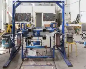 Máquina de trabajo en el taller del Centro Huesca, equipada para proyectos técnicos.