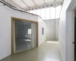 Pasillo con puerta a espacio interior en el Centro Huesca.