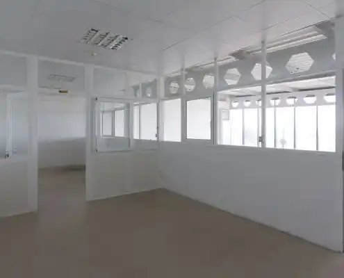 Oficina del Centro Huesca con paneles de vidrio y mucha luz.