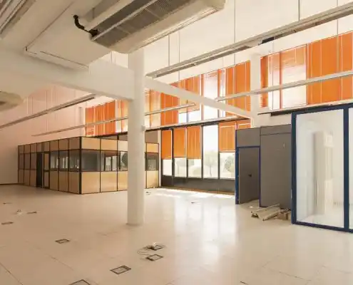 Oficina abierta en el Centro Huesca con divisores modulares de madera.