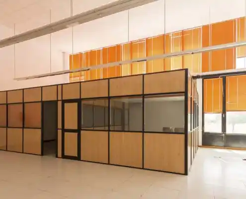 Divisores modulares en oficina del Centro Huesca, creando espacios privados.
