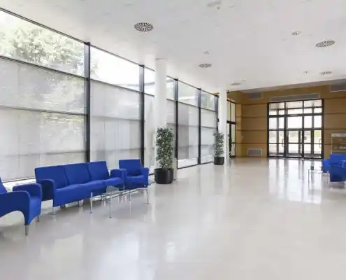 Sala de espera con sillas azules en el Centro Huesca.