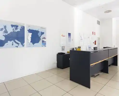 Recepción con mapas y área de trabajo en el Centro Huesca.