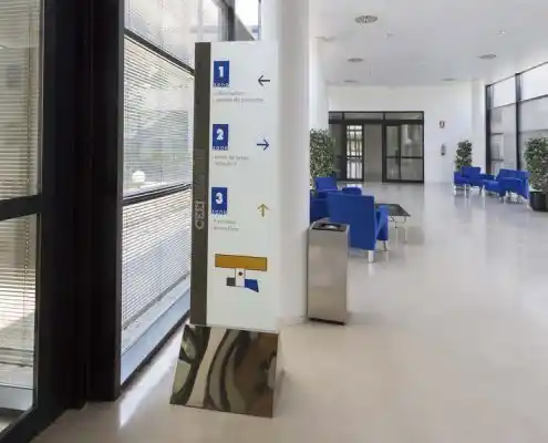 Señalización en el pasillo del Centro Huesca, con orientación a diferentes áreas.