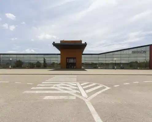 Fachada moderna del CEE Aragón con grandes ventanales.