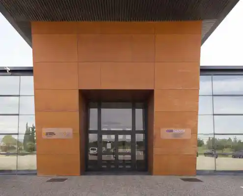 Entrada principal del CEE Aragón con puertas de cristal y diseño contemporáneo.