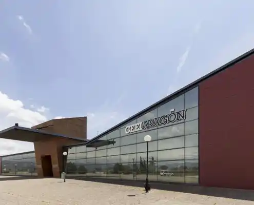 Vista lateral del CEE Aragón con ventanales y detalles arquitectónicos.