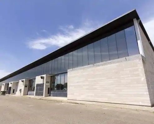 Vista lateral de las naves del CEE Aragón con grandes ventanales.