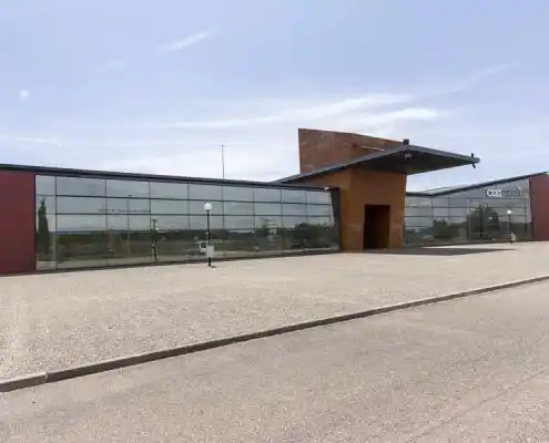 Fachada principal del CEE Aragón, con arquitectura moderna y minimalista."