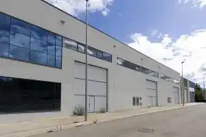 Vista lateral del centro Graus mostrando su diseño arquitectónico.