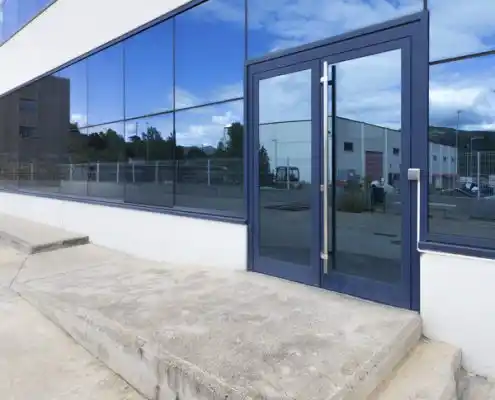 Puerta de entrada del centro Graus con reflejo en las ventanas
