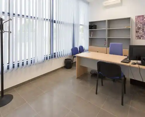 Oficina privada en el centro Graus con mobiliario moderno