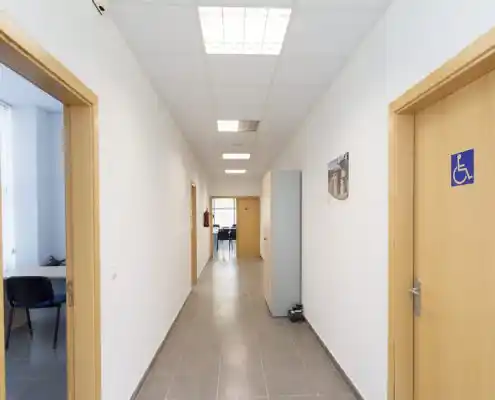 Pasillo interior del centro Graus con accesibilidad para personas con movilidad reducida