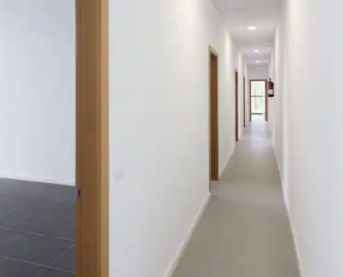Pasillo interior del centro Graus con puertas de oficinas a ambos lados