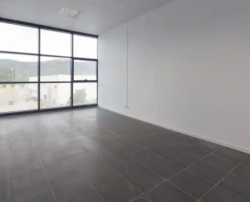 Oficina vacía en el centro Graus con grandes ventanales y vistas exteriores