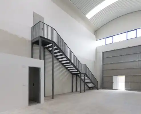 Escalera metálica de acceso a planta superior en el centro Graus.