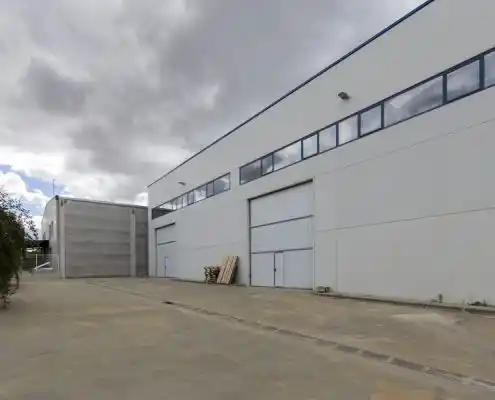 Fachada exterior del centro Graus con entradas de carga y descarga