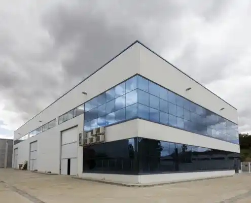 Vista exterior del centro Graus con amplios ventanales y estructura moderna.