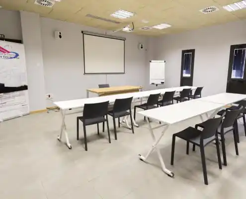 Otra vista del espacio de formación en el Centro Barbastro con disposición de mesas.