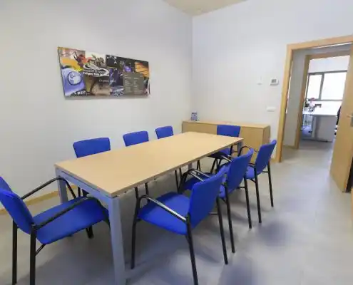 Oficina en el Centro Barbastro con mesa y sillas azules, vista diferente.