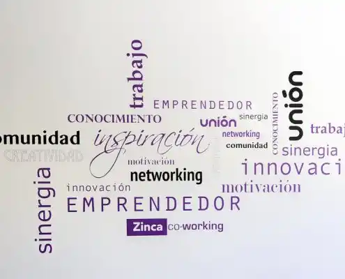 Mural inspirador en la pared del Centro Barbastro con palabras relacionadas a emprendimiento.