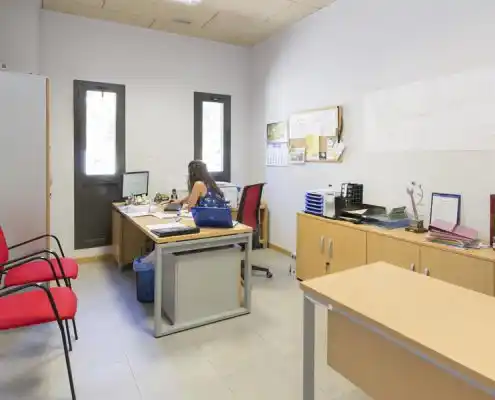 Vista de oficina en el Centro Barbastro con ventana y escritorio