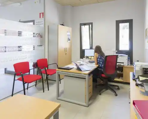 Oficina en el Centro Barbastro con espacio de trabajo y ventana.