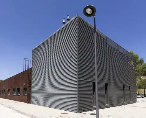 Vista amplia del Centro Barbastro con enfoque en la fachada.