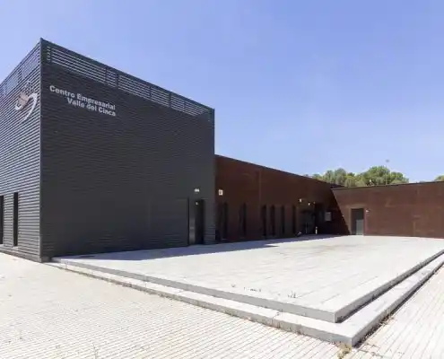 Vista exterior del Centro Barbastro mostrando la fachada principal.