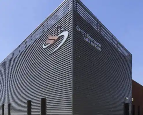 Centro Barbastro con su logo visible en la fachada exterior.