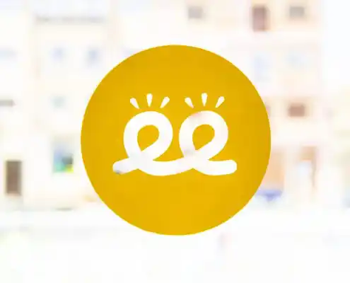 Logo del Centro Sofejea en un fondo amarillo, con el diseño distintivo del centro