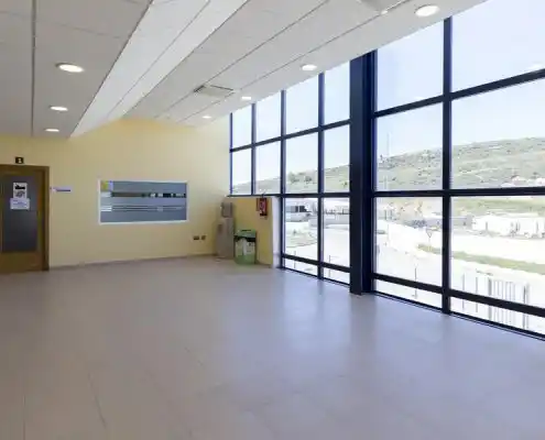 Lobby en el Centro Andorra con ventanales grandes y espacio amplio.