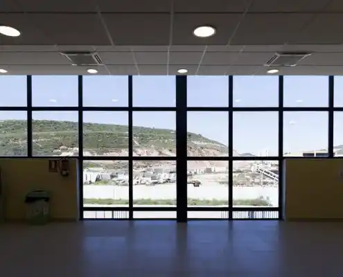 Gran ventana en el Centro Andorra con vista exterior a las montañas.