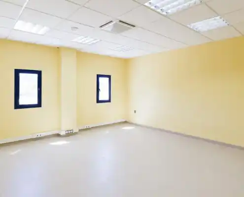 Oficina pequeña en el Centro Andorra con mesa, sillas y ventana.