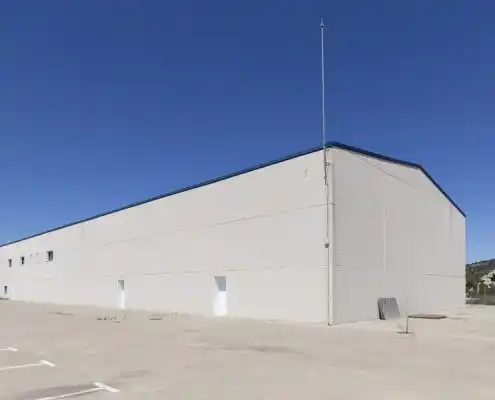 Fachada del Centro Andorra, mostrando las ventanas y un cielo despejado.