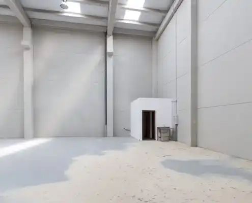 Interior amplio de la nave en el centro Mequinenza con espacio para almacenamiento