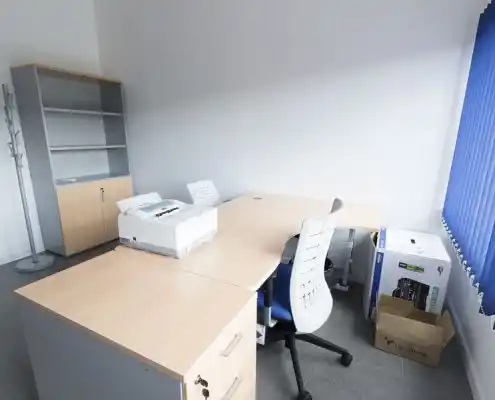 Oficina en el centro Mequinenza equipada con mesa de trabajo y sillas.