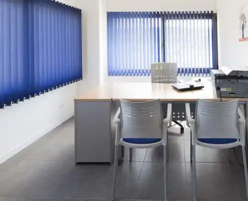 Oficina en el centro Mequinenza con ventanas y mobiliario funcional