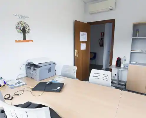Oficina en el centro Mequinenza con impresora, ordenador y escritorio