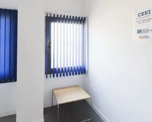 Espacio en el centro Mequinenza con ventana, mesa pequeña y persianas