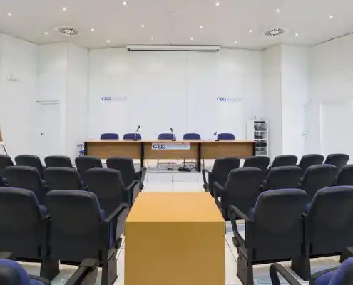 Sala de conferencias con sillas y mesa en el CEEI Teruel.