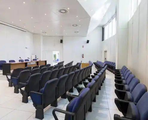 Vista lateral de la sala de conferencias en el CEEI Teruel, con sillas y mesa.