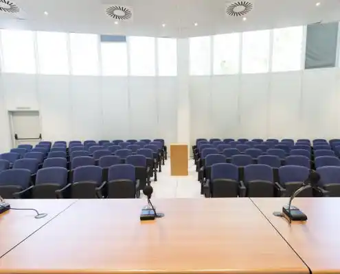 Vista frontal de la sala de conferencias en el CEEI Teruel, con mesa y micrófonos.