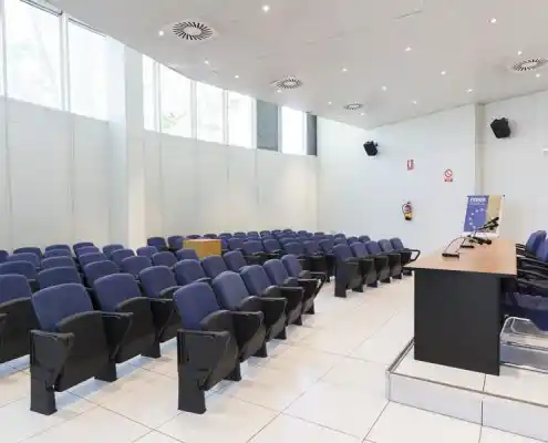 Otra vista de la sala de conferencias en el CEEI Teruel con sillas y mesa central.