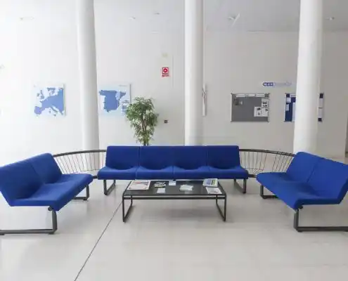 Área de descanso con sillones azules en el CEEI Teruel.