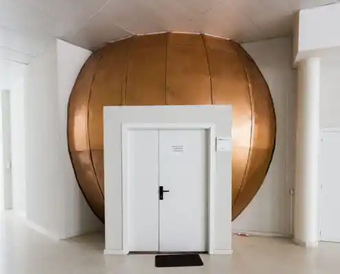 Entrada esférica en el CEEI Teruel, una estructura única y llamativa.