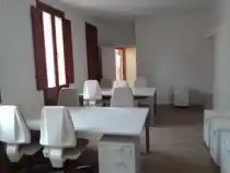 Vista general de oficina con mesas y sillas de trabajo en el Centro Mas de las Matas