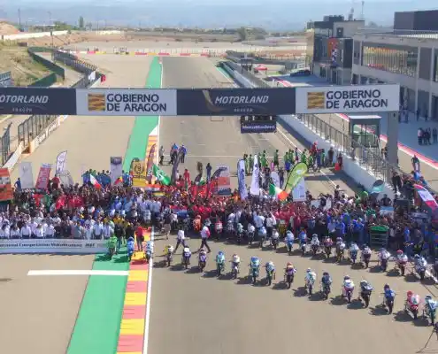 Evento en el circuito Motorland de Aragón, con motos, pilotos y un gran número de asistentes